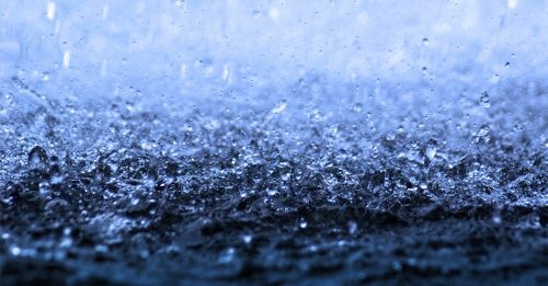 午间风雨袭多地 持续至3pm