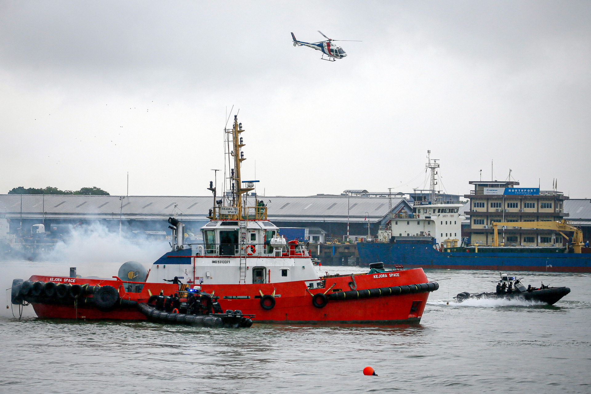 配合第78届水警部队周年庆典，大马水警进行演习。