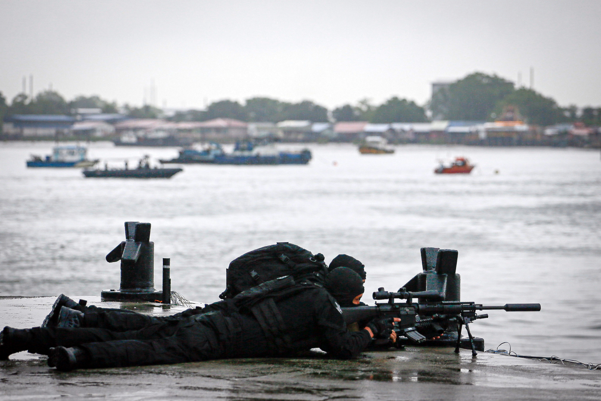 大马水警演习活动中，参与者严谨持枪，瞄准目标。