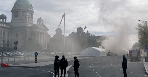 塞尔维亚议会外 爆枪 纵火 1人重伤