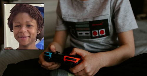 少年坐在家打电动 外面枪战流弹射死他