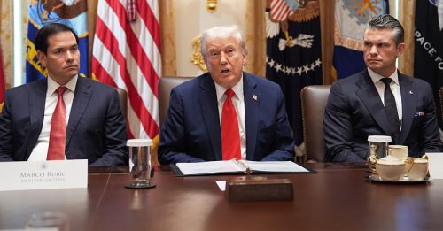 特朗普签署“哥伦布日” 内阁会议响起掌声