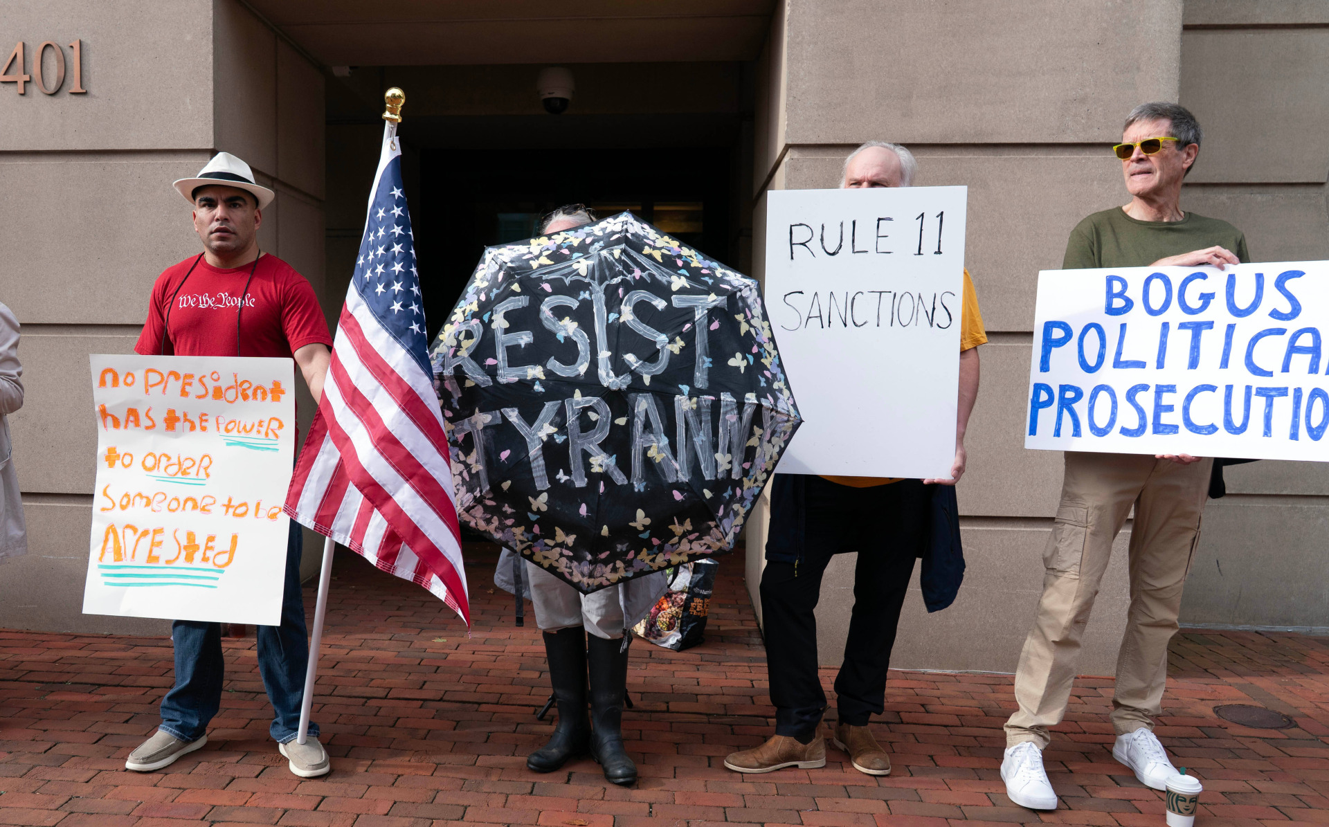 联邦调查局前局长科米周三抵达弗吉尼亚州亚历山大接受传讯之前，民众在阿尔伯特·V·布莱恩美国法院外举横幅力挺他。（美联社）