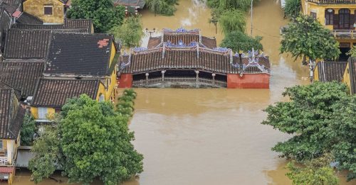 越南严重洪灾10死 会安古城街道变运河