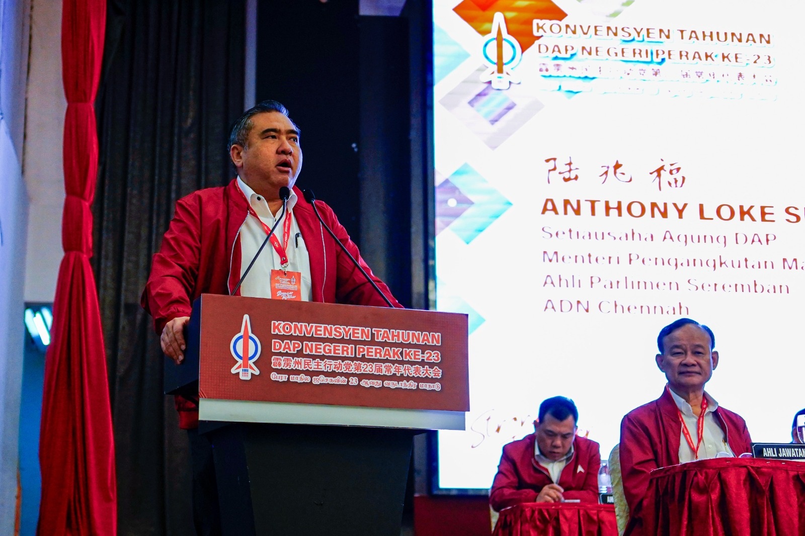 陆兆福在会上致词。