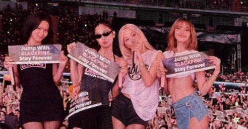 BLACKPINK曼谷场遇国丧 荧幕变黑白 全场默哀1分钟