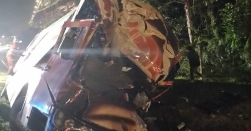 长巴南北大道翻车 1华男夹毙 28伤