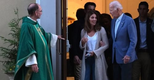 82岁拜登癌疗后首露面 额头有刀疤 需旁人搀扶