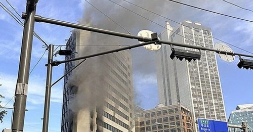 首尔大楼施工起火 百余人紧急疏散！