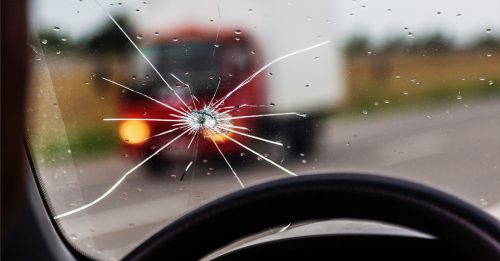 暴力砸情敌车窗 青年罚款2000