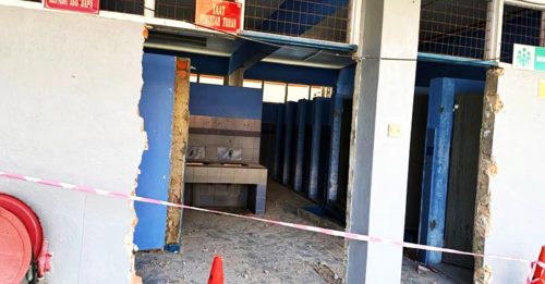 校长拆厕所外墙 防学生吸电子烟