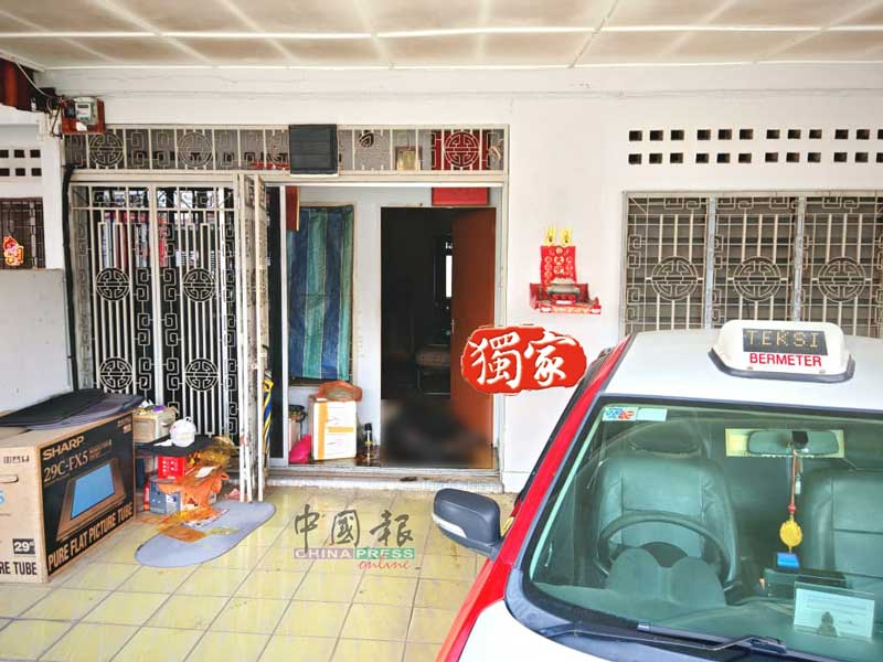 华裔男子突然猝死在家门口处。
