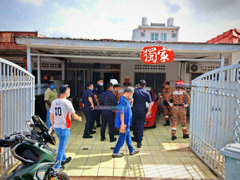 警方接获投报后，赶抵现场调查，消拯员也受召到场协助开门。
