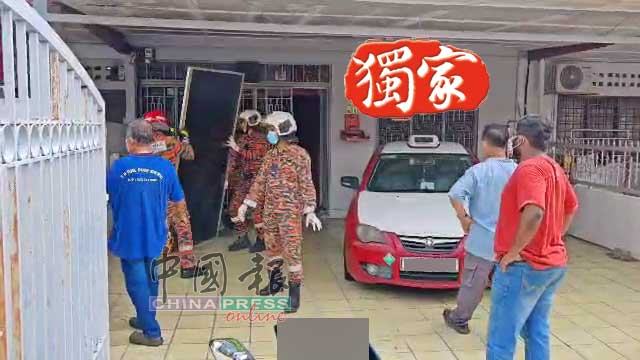 消拯员协助警方打开被锁的门口。
