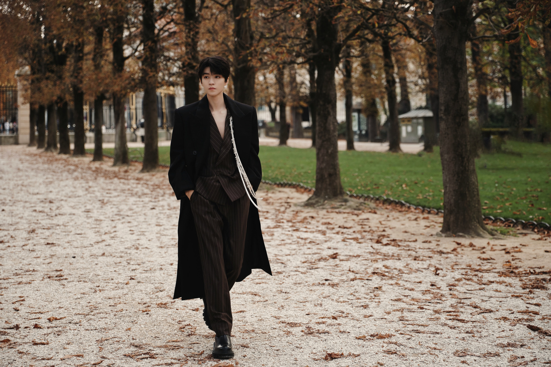 男偶像帅照变惊悚 画面惊现“漂浮鼻子”