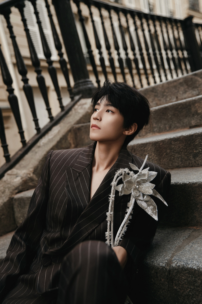 男偶像帅照变惊悚 画面惊现“漂浮鼻子”