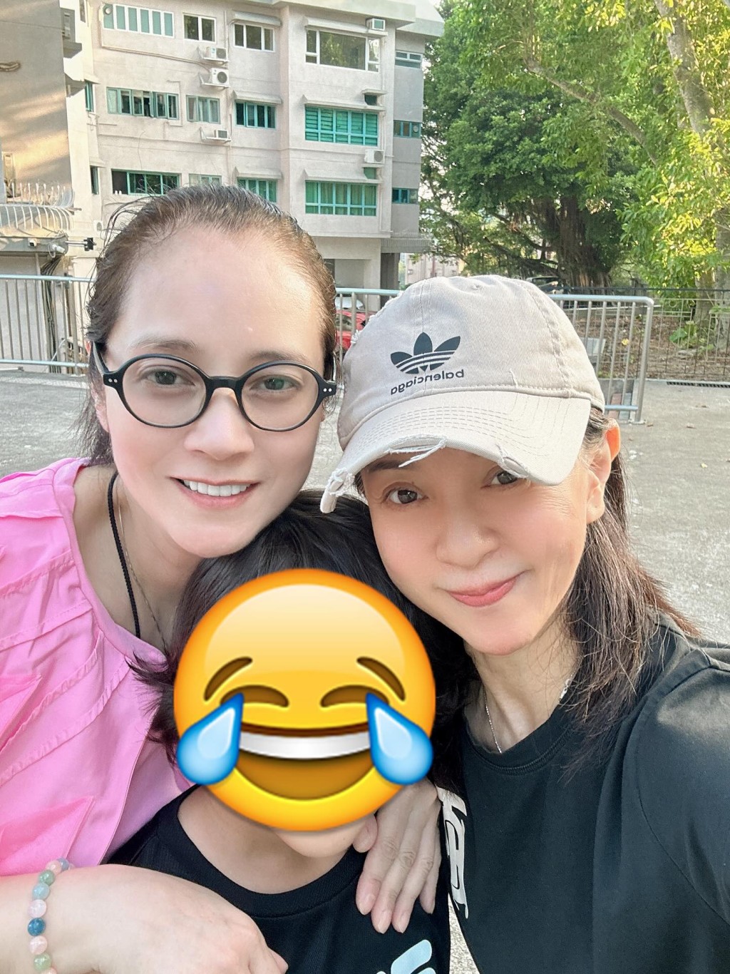 “最美艳星”病愈后首露面 54岁真实状态像郭羡妮