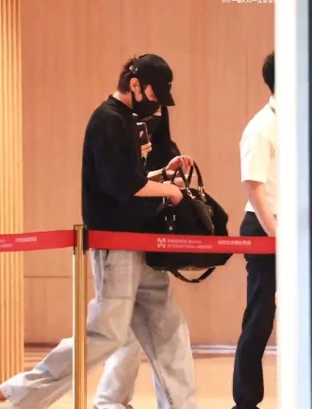 许凯现身深圳机场出发前往浙江横店。(取材自微博)