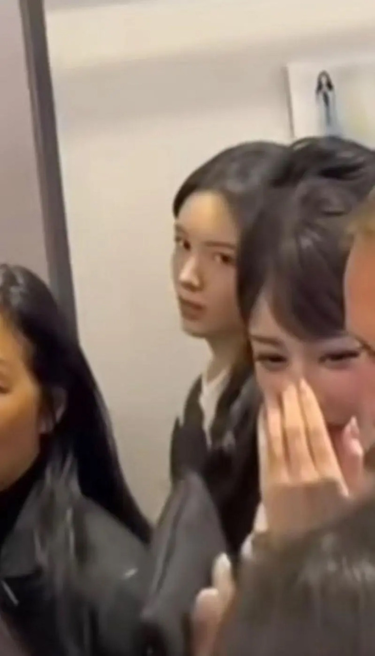 周也(左)被拍到朝热巴的方向看了一眼,然后翻了个白眼。(取材自微博)