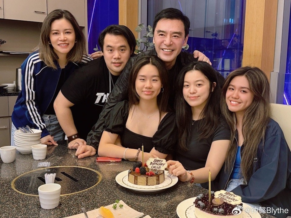 锺镇涛（阿B）有两段婚姻共育有一子三女。（微博@钟懿Blythe）