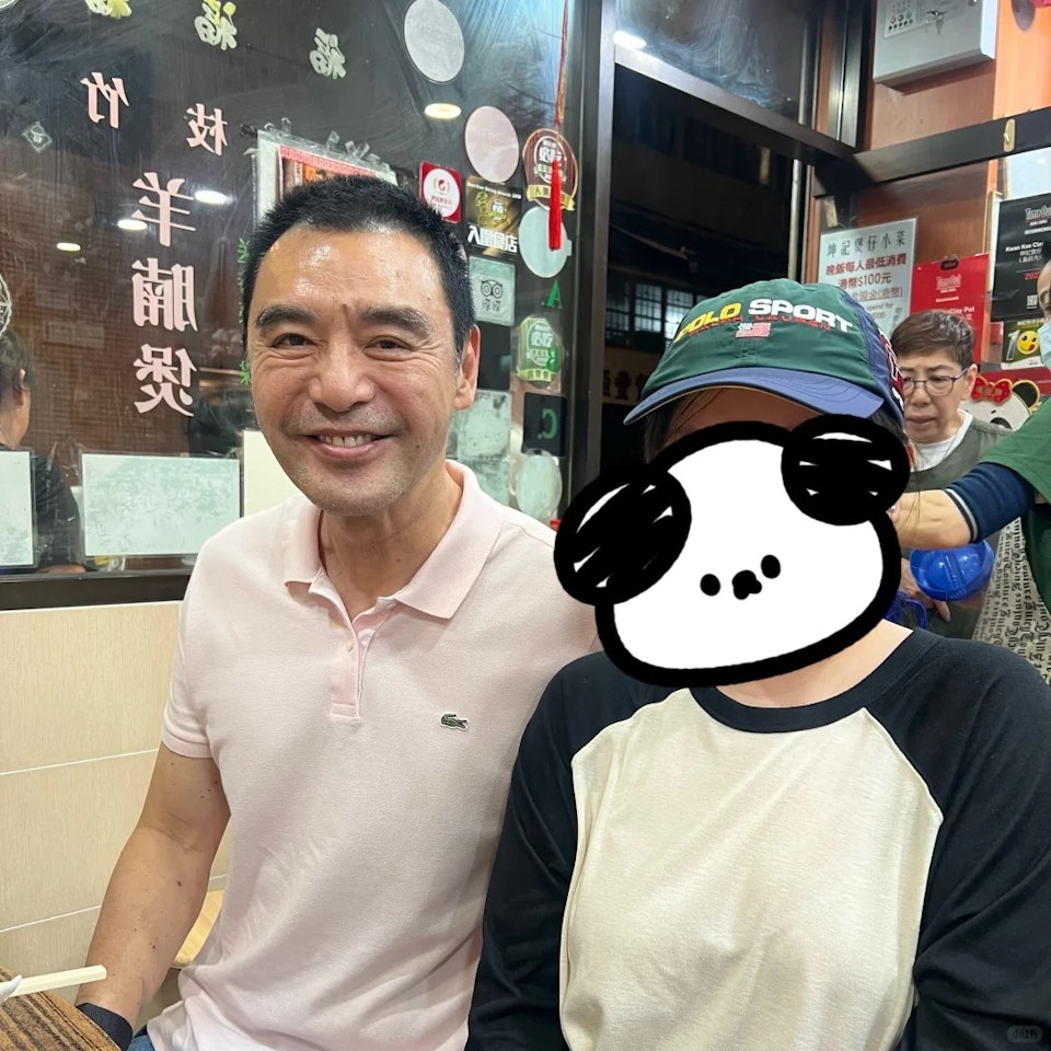 锺镇涛日前到小店帮衬被捕获,大方与网民合照。(小红书)