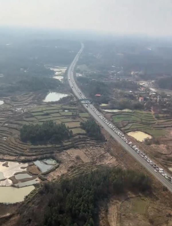 湖南男子空中俯瞰塞车潮。