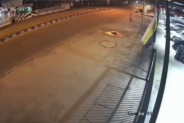 轿车失控撞路旁，吓得正在路旁步行的男子拔腿狂奔逃命。（视频截图）