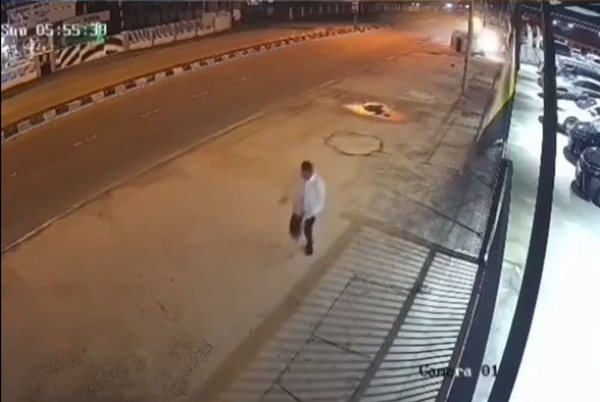 画面显示事发时路面湿滑，不排除轿车疑因打滑酿祸。（视频截图）