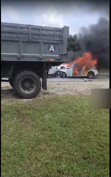 其中一辆休旅车与一辆轿车在士乃—迪沙鲁大道相撞后起火燃烧。