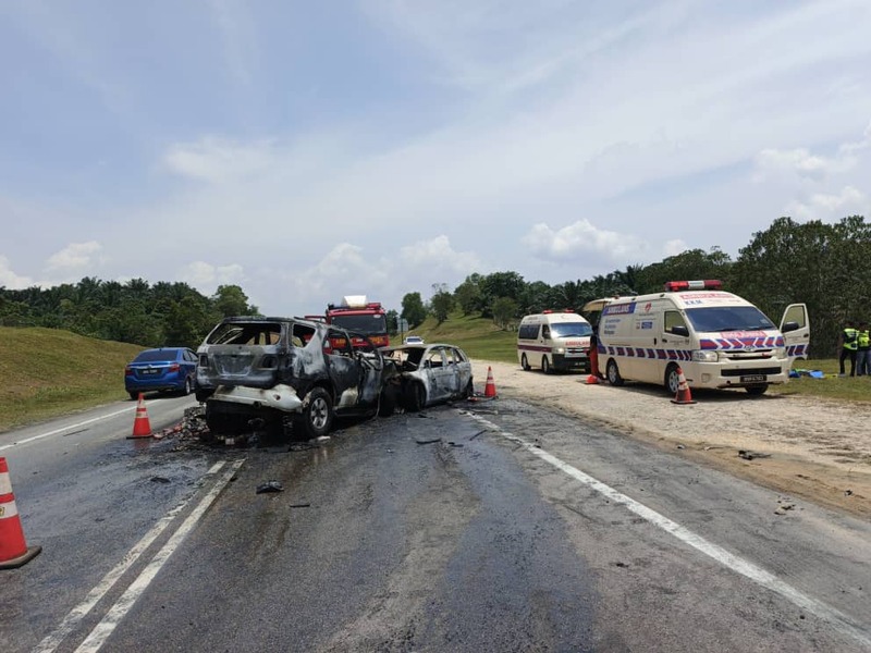 两辆救护车受召到车祸现场展开救援工作。