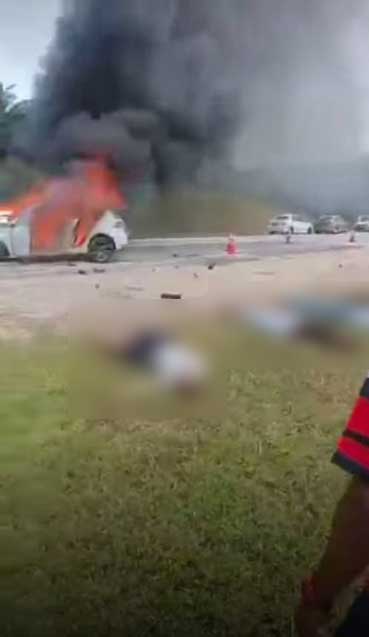 在场的热心民众合力将受困于车内的5名男子，抬至大道旁的草地等待救护车抵达，现场情况触目惊心。