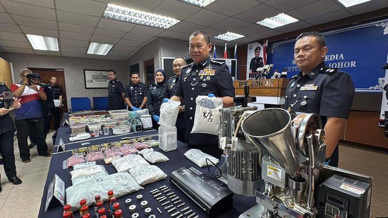 拉哈曼（右2）于周三（15日）召开记者会，宣布肃毒成果。