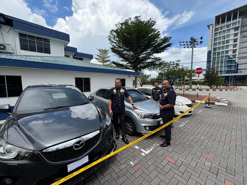 警方在行动中充公3辆轿车；左为拉哈曼。