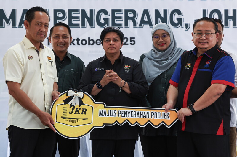 阿莎丽（中）于周六出席见证哥打丁宜县边佳兰法庭建设项目移交仪式。