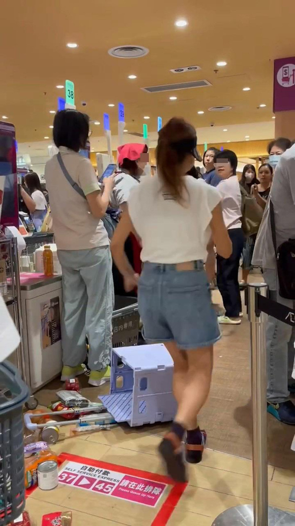 港女怒气冲冲追上。