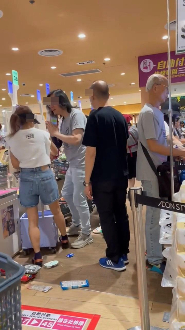 这时有多名男职员到场劝止。