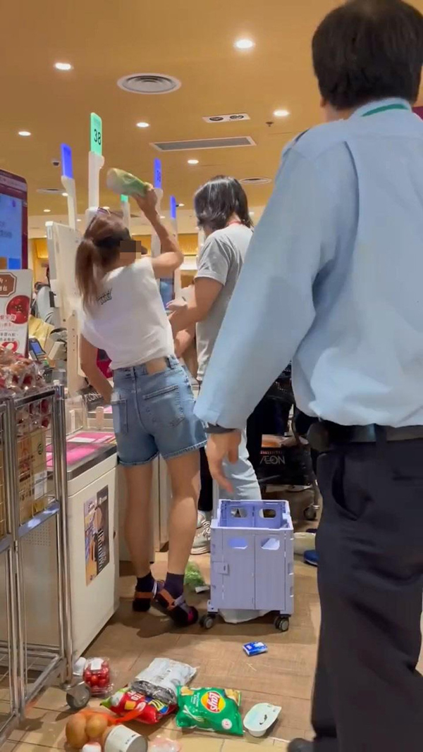 双方仍在争执，港女拿蔬菜向大妈反击。