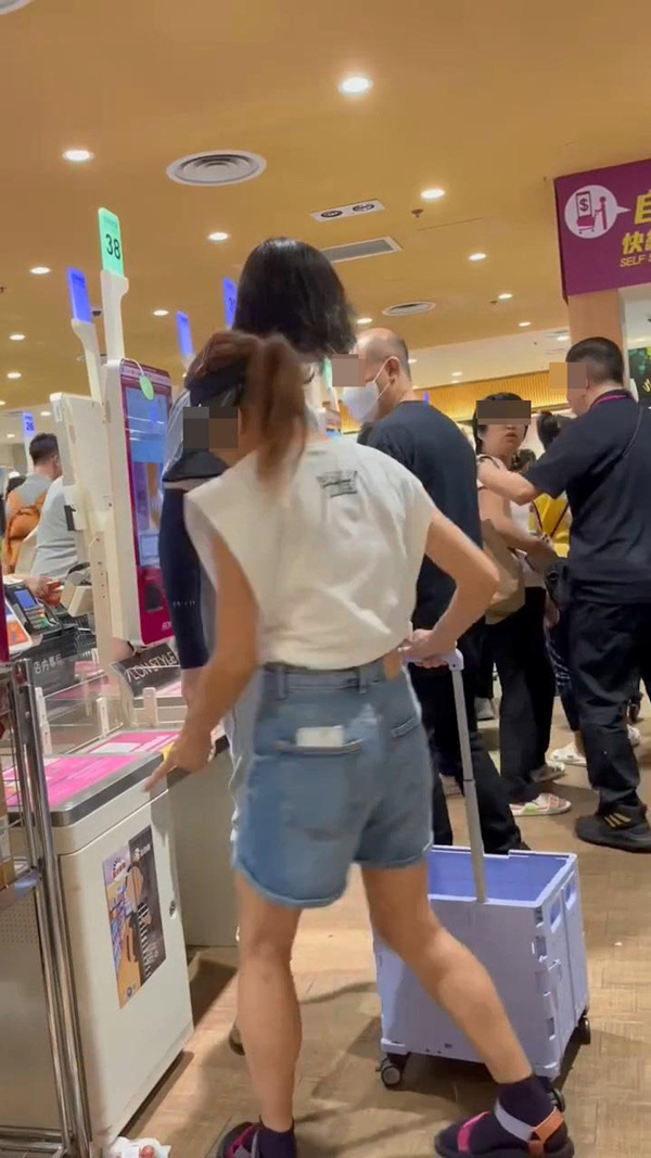 职员随后送大妈离开，港女则留在原地。