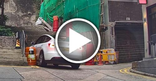 男司机倒车多次擦撞垃圾桶  他这样解决被嘲车技很烂