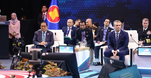 东盟防长会议｜继中防长昨日午餐会 美防长也与东盟防长茶叙