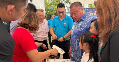 “别用手机打发他们” 张庆信促家长 多花时间陪孩子