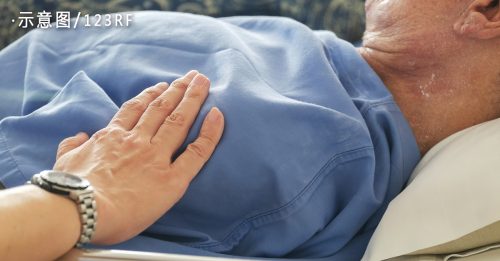 儿女出游 医院“托养”父母 医生轰“这里不是酒店”