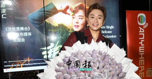 粉丝豪送真钞花束 王郑浚仁冲出亚洲赴美国开唱