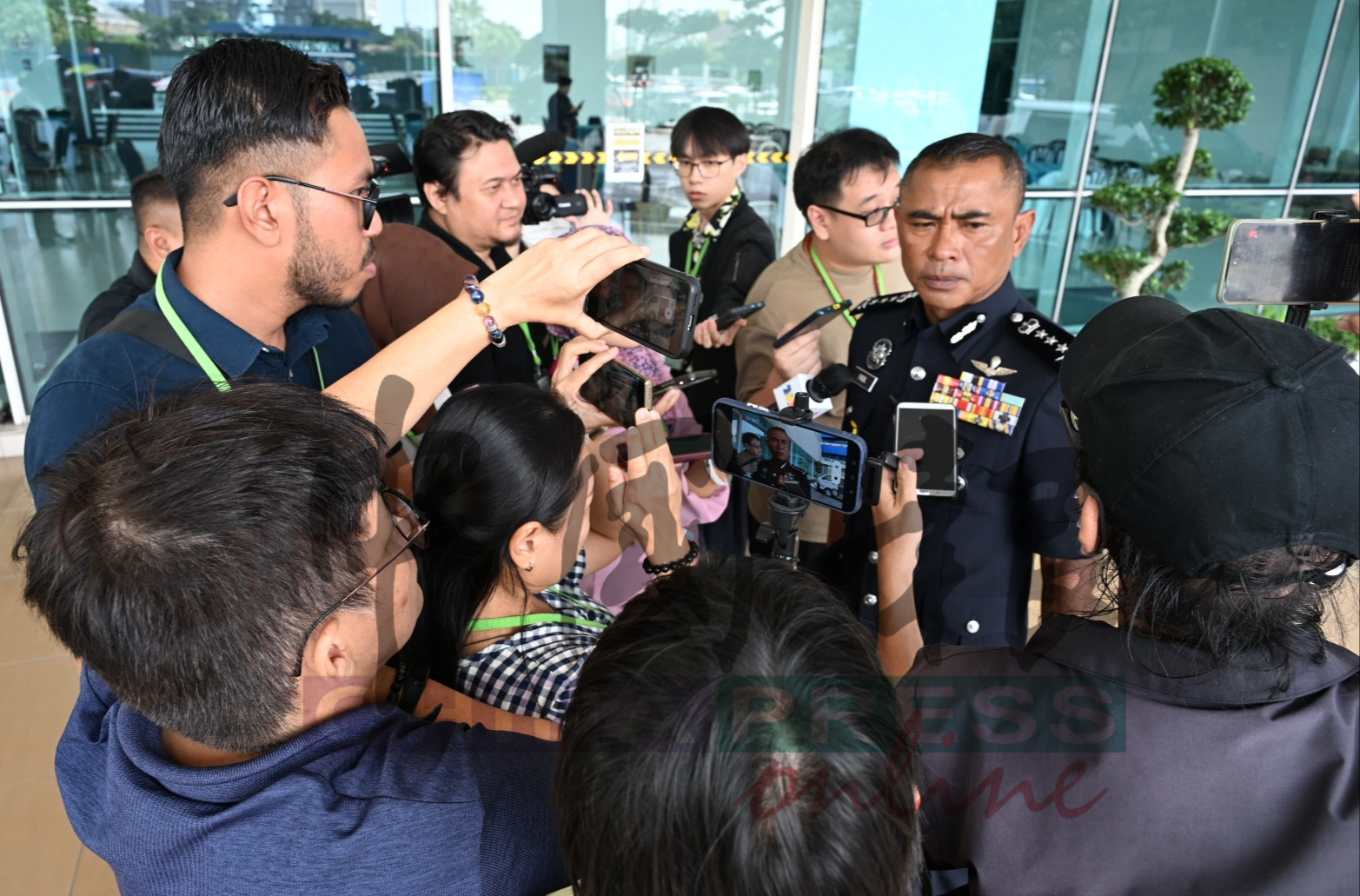 媒体追问法迪尔有关黄明志卷入女网红命案的调查进展。