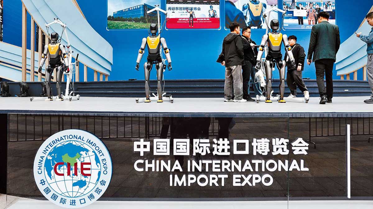 进博会上展示人形机器人。