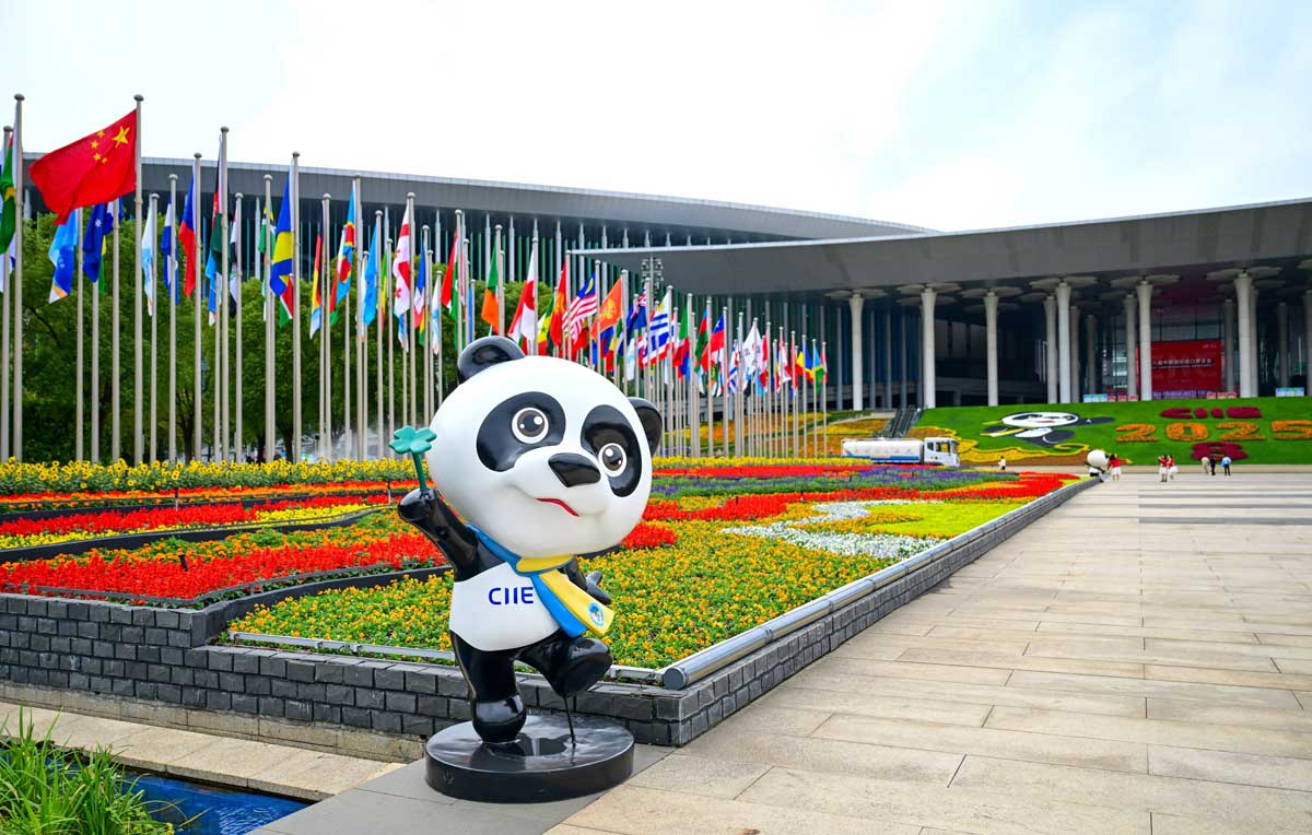 进博会吉祥物“进宝”。（新华社）