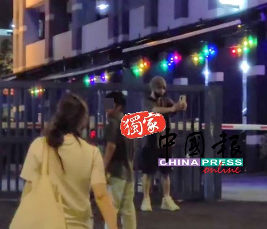 黄明志抵达警局后，自拍照片上传社交媒体。