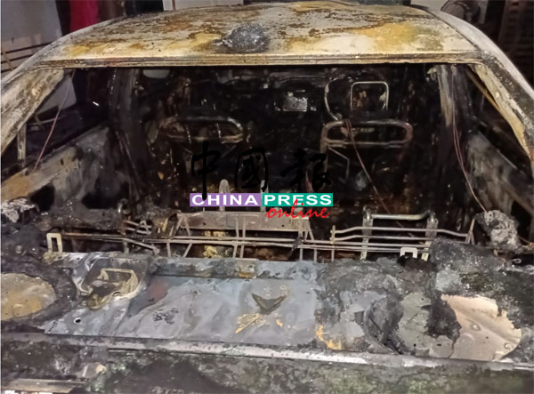 车内被烧得焦黑，座椅与仪表板几乎全数熔毁。