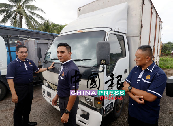 阿兹林（左）向媒体展示其中一辆被拍卖的罗厘车况。