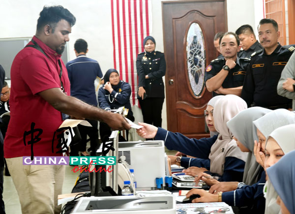 竞标成功的民众立即到柜台付款，办理提车手续。